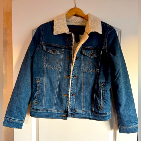 WOMEN'S WRANGLER RETRO® SHERPA LINED WESTERN DENIM JACKET - Picture 4 of 7